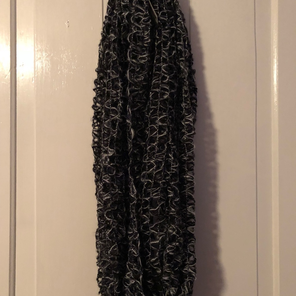 Knitted Infinity Black and White Cejon Scarf